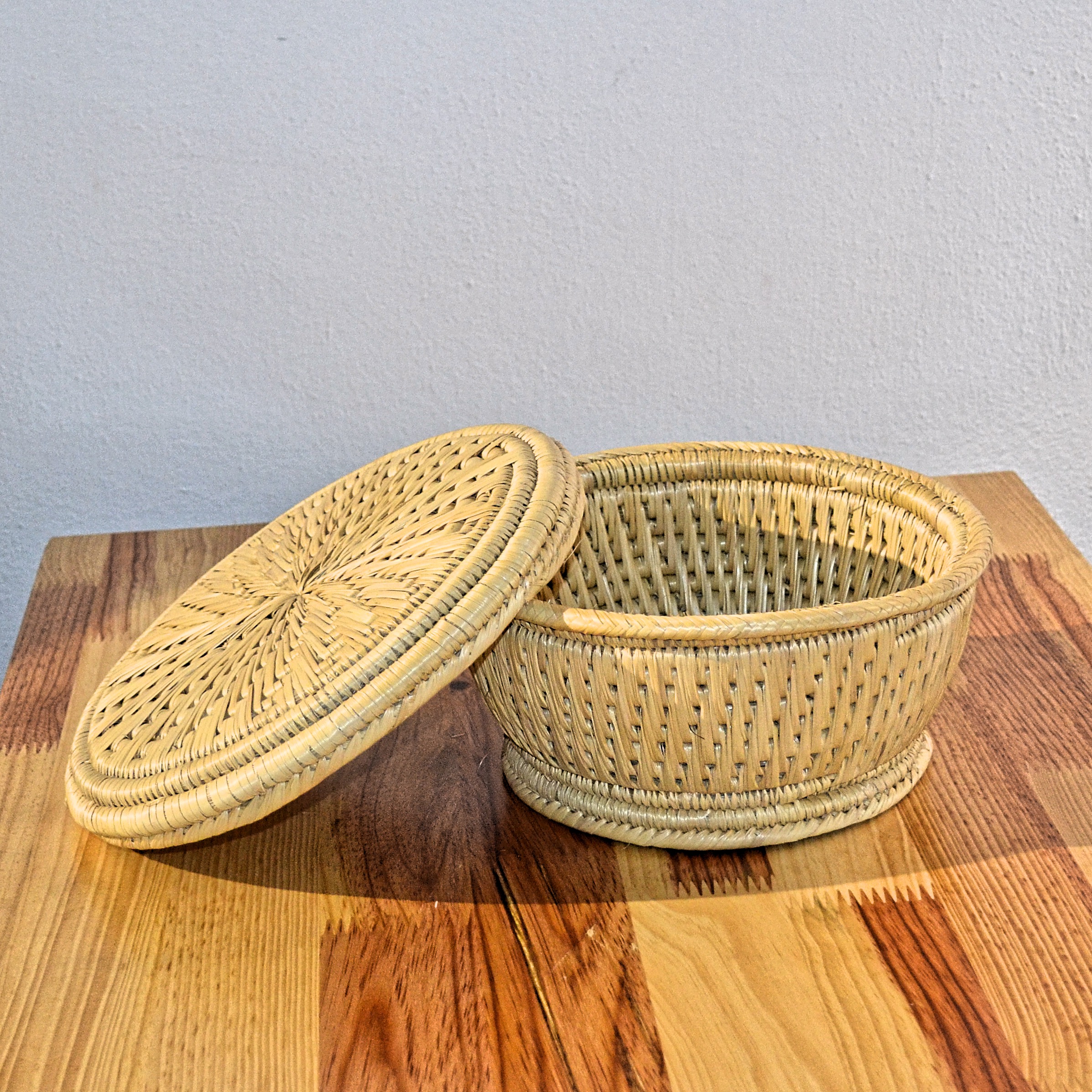 Round Hand-woven Hot case with lid