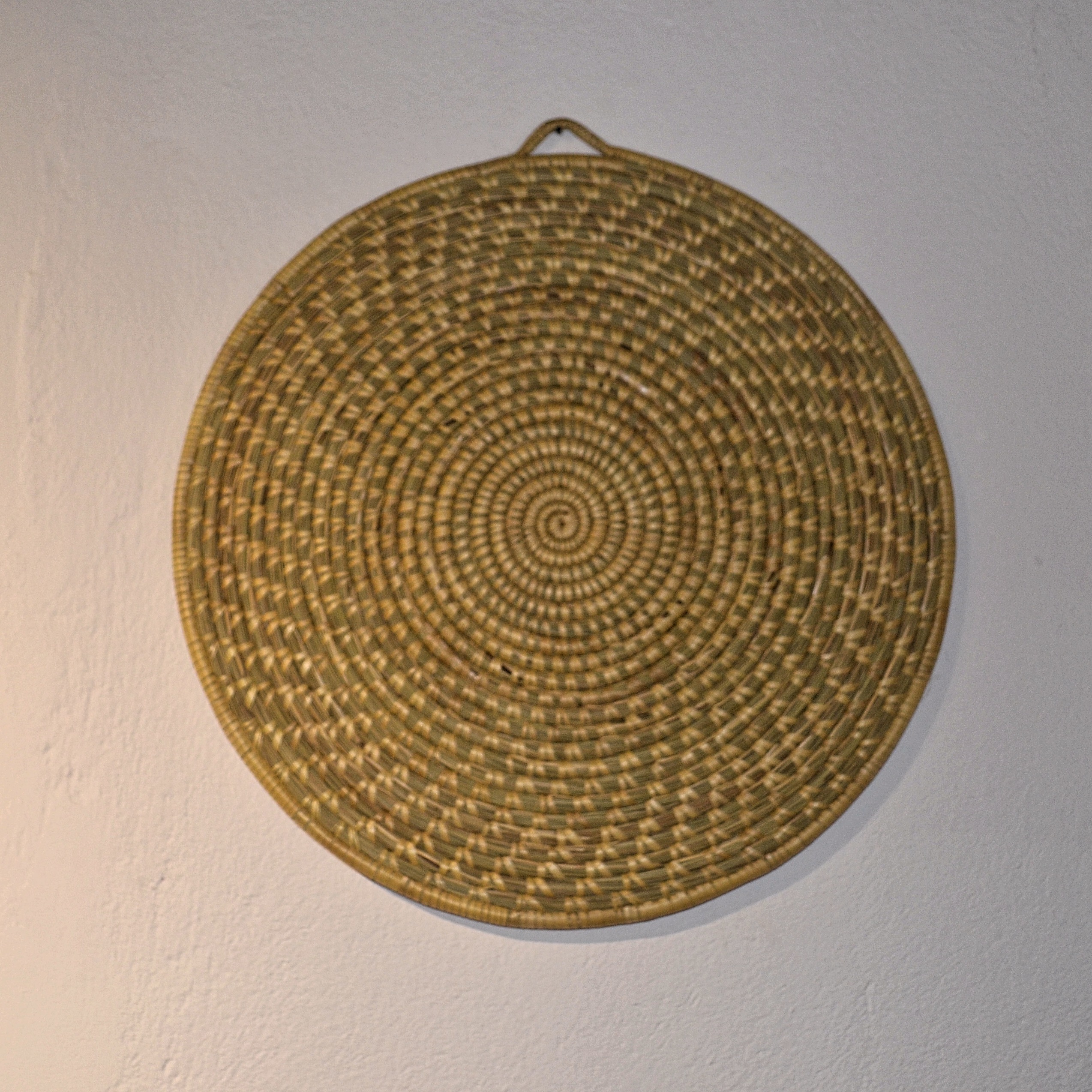Hand -woven round mat